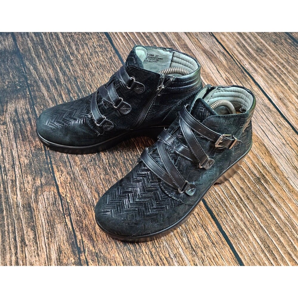 Alegria Interlockin Black Pattern Leather Boots Side Zip Ankle Womens 37 US 7.5